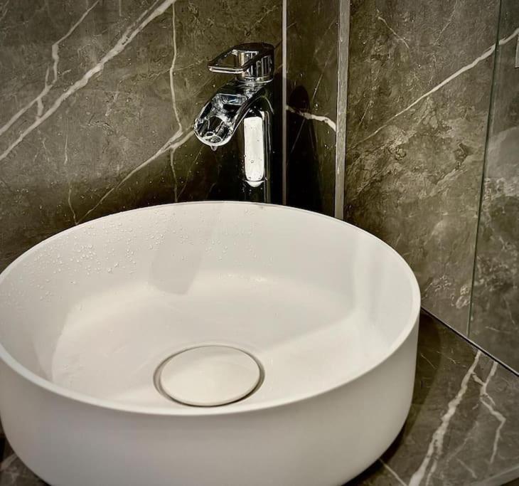 Stunning Luxury Croydon Apartment Gatwick Airport Close Purley Exteriör bild